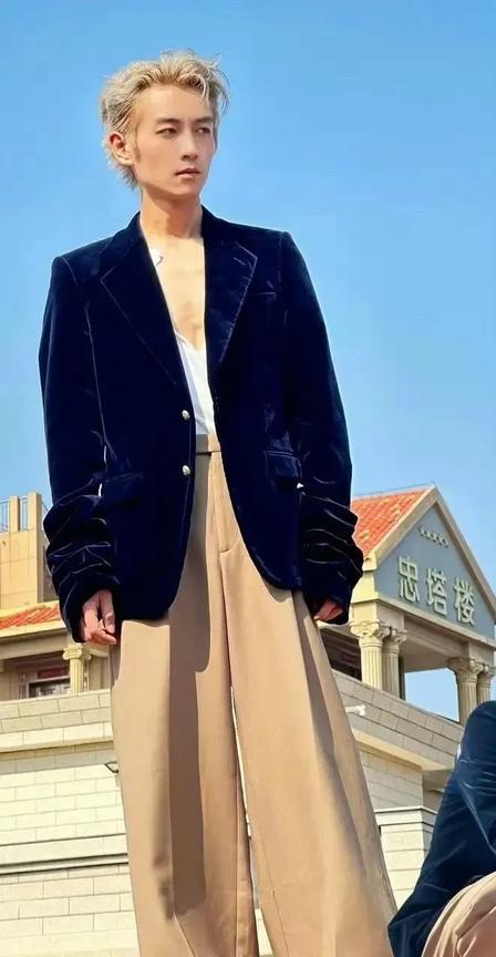 陈晓离婚后为品牌代言的照片，感觉离个婚风格都完全变了，刚离婚时是朝气蓬勃，潇洒自