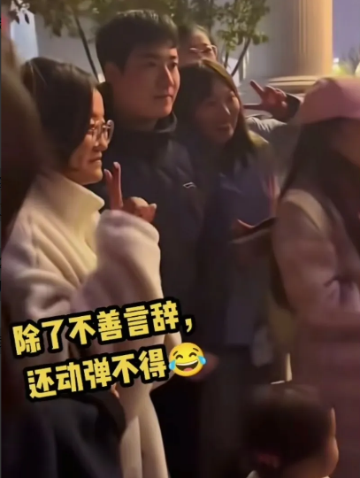 可苦了梁靖崑！
乒超联赛第三阶段马上开战，国乒陆陆续续到达新 疆，王楚钦、孙颖莎