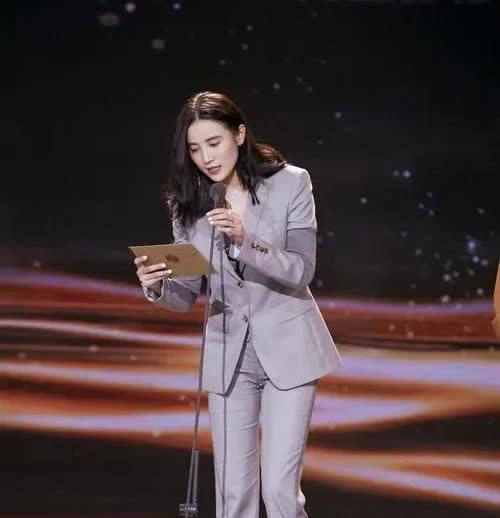 最近央视前主持人张蕾委屈死了！
张蕾挺敬业，站在下乡演出舞台上的冷风里，身穿单
