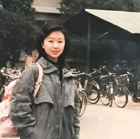  怀念八十年代女大学生，纯素颜也迷人！

看看八十年代的女大学生，纯素颜，简单穿