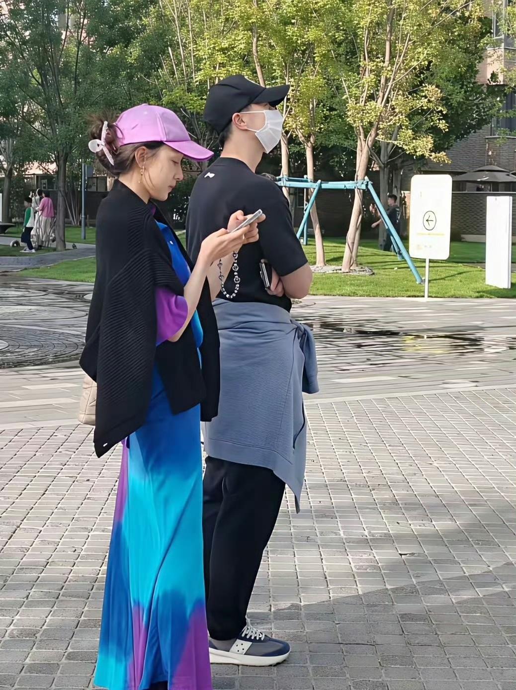 谁能想到奥运冠军马龙的老婆，私下居然这么会穿？
近日有人在阿那亚偶遇夫妻俩带娃出
