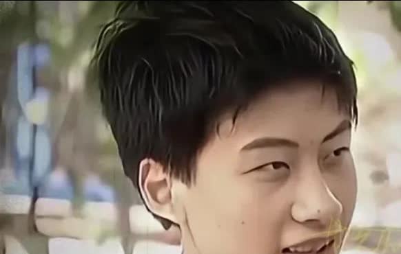 被庞众望的一句话破防了！
“我的家庭有哪里拿不出去的呢？不过是经济困难一点。我