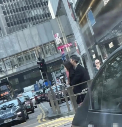哇哦，香港街头偶遇王思聪和懒懒。王校长头戴灰色发带，把我吓一跳，以为是长白发了呢