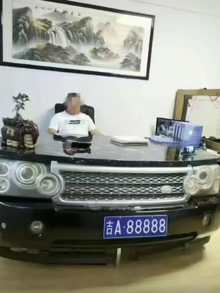 每次一打电话，大哥都告诉我在开车，今天一看果然没骗我就是不知道这车加啥油