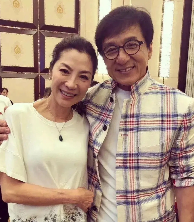 成龙宣布和杨紫琼将再次合作一部电影。一位70岁，一位63岁。不可能是拍爱情片啦。