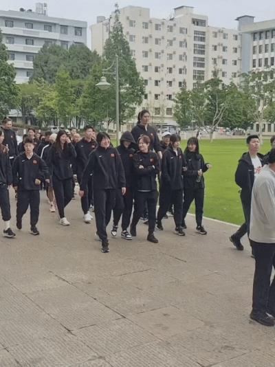 张子宇心想，我这是入选国家队了吗？怎么周边都是小孩。
刚满18岁的张子宇首次入选