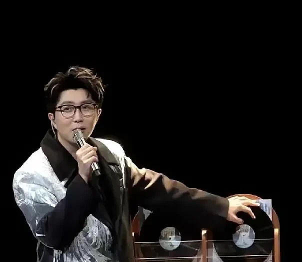 龙丹妮旗下艺人毛不易演唱会趣事











哇，真是惊呆了！毛不易演唱