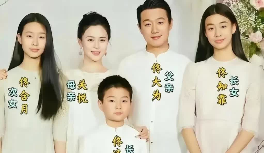 佟大为一家全家福，这颜值也太高了吧，也太会生了吧。他的妻子关悦五官精致，秀丽大方