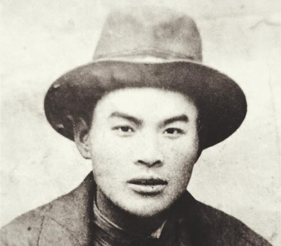 1940年，地下党崔景岳被捕后，密信落入敌人手中，但密信是一张白纸，什么都没有。