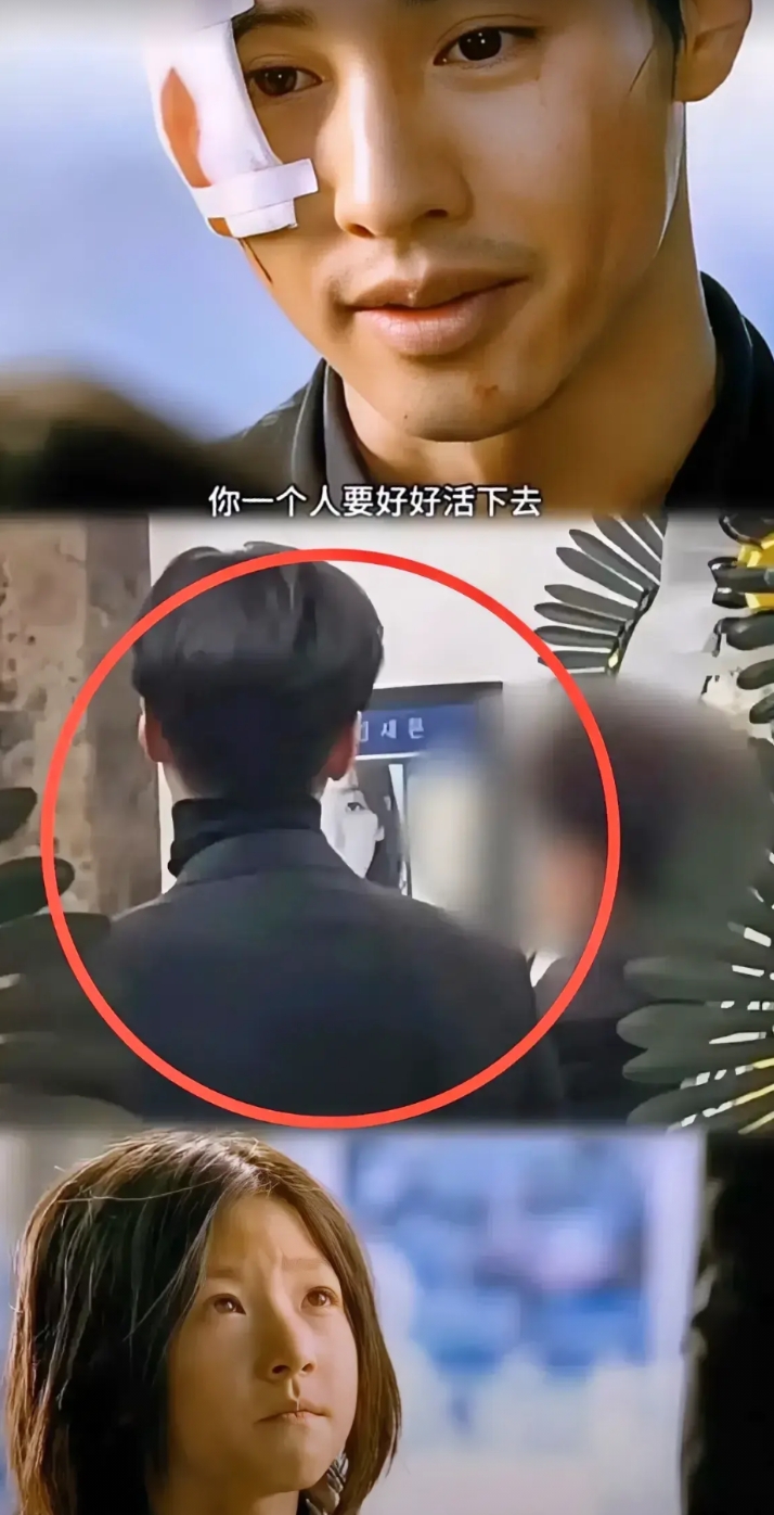 这张照片是元彬参加金赛纶葬礼的画面。只见他一直在金赛纶的遗照前停留，看了很久，他