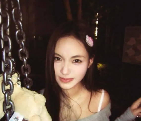 小S二女儿Lily最新动态照。
