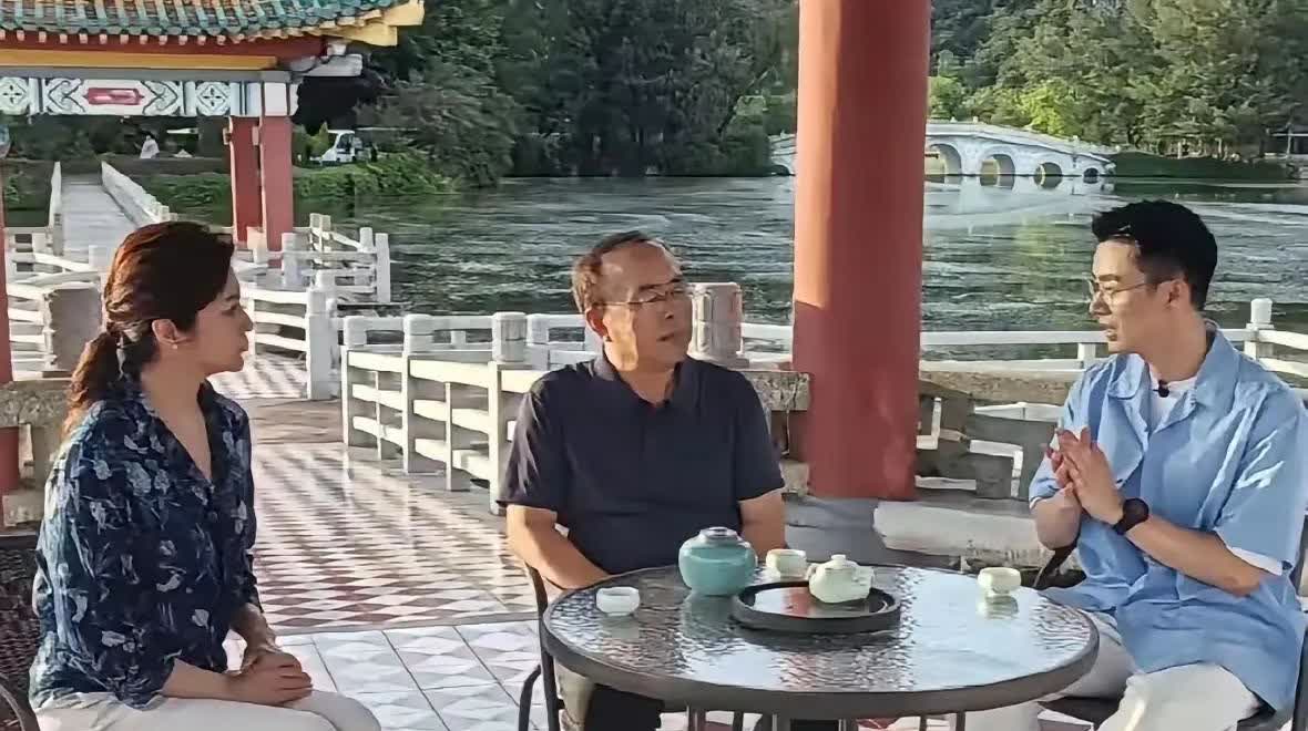 也许某顿觉得董宇辉行，他也能行。
也许200来万的顿粉觉得自己可以和董宇辉那几