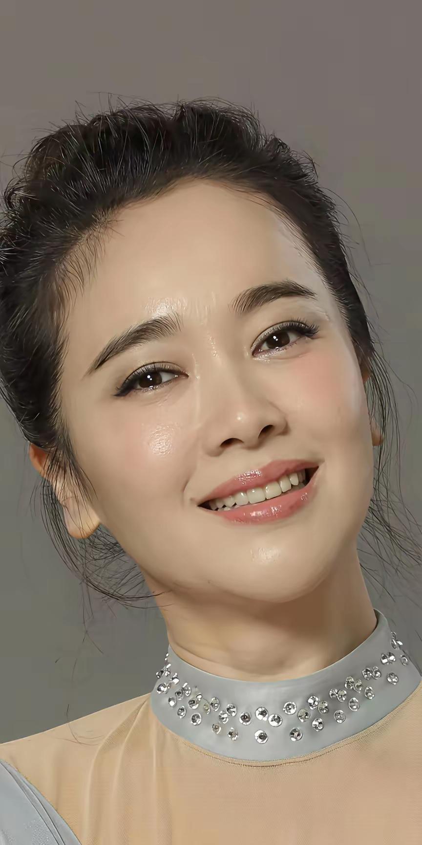 芙蓉不及美人妆 ，水殿风来珠翠香