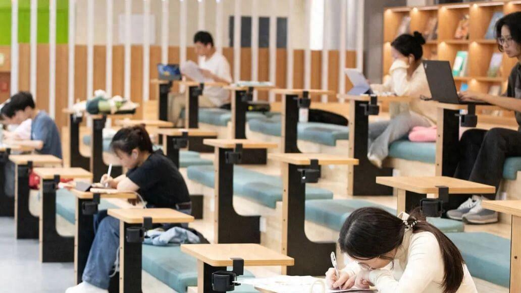 双非大学生，涌入大厂AI流水线