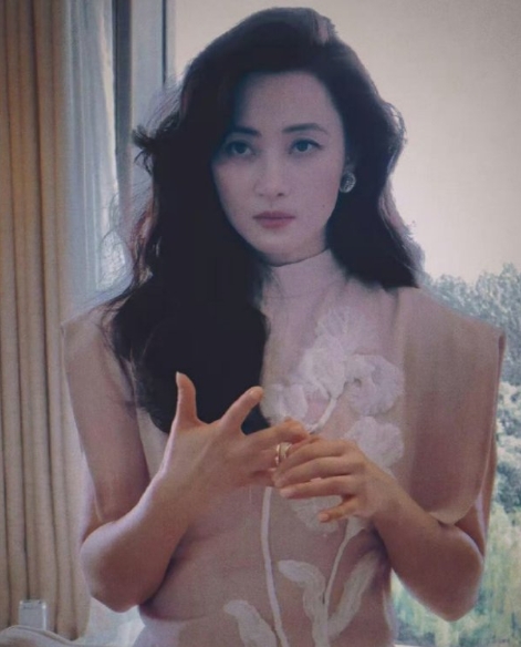 蒋勤勤，纯元是你吗，这旗袍卷发造型，说一句纯元本元不过分吧！四郎你艳福不浅。