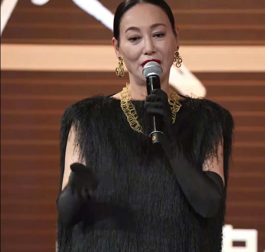 惠英红说，演《水饺皇后》不需要提前做任何功课的。因为她小时候一直住在湾仔，很多人