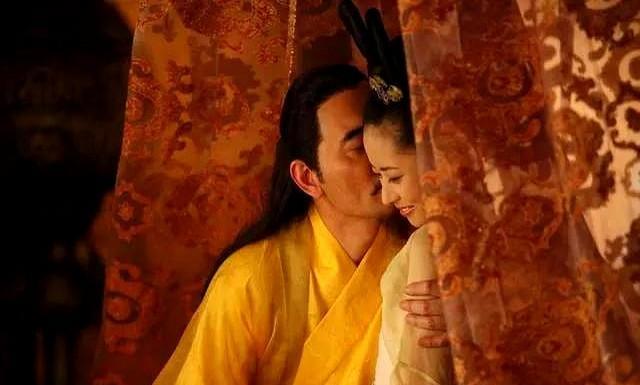 665年，三十七岁的唐高宗李治斜卧龙榻，揽着四十二岁的姨姐武顺，满意地说：