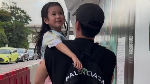 王阳抱女儿出游爸爸力十足，Molly趴肩上笑得像花一样，幸福无比