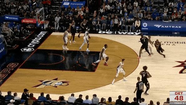 马克西接球三分投进，再加速过掉防守打进连拿5分得到14分