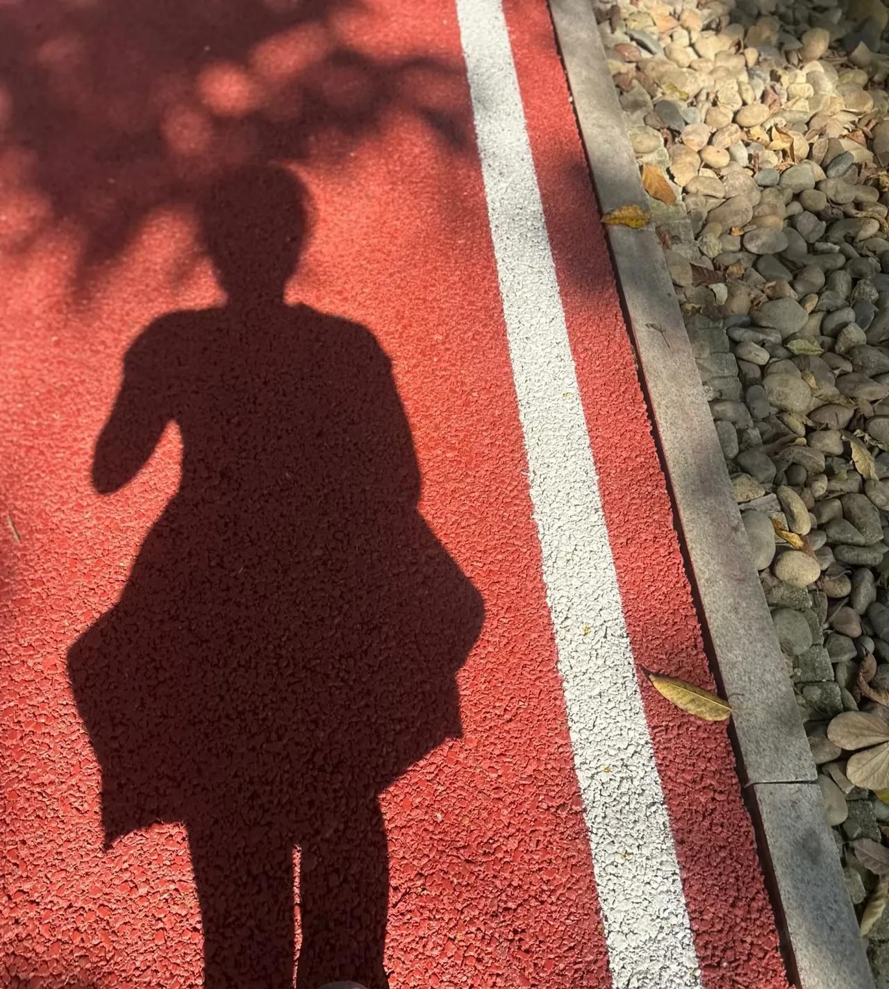 我发现了一个问题
女人过了35以后真的不要做有氧运动
跑步会让脸蛋松垮下垂，更显