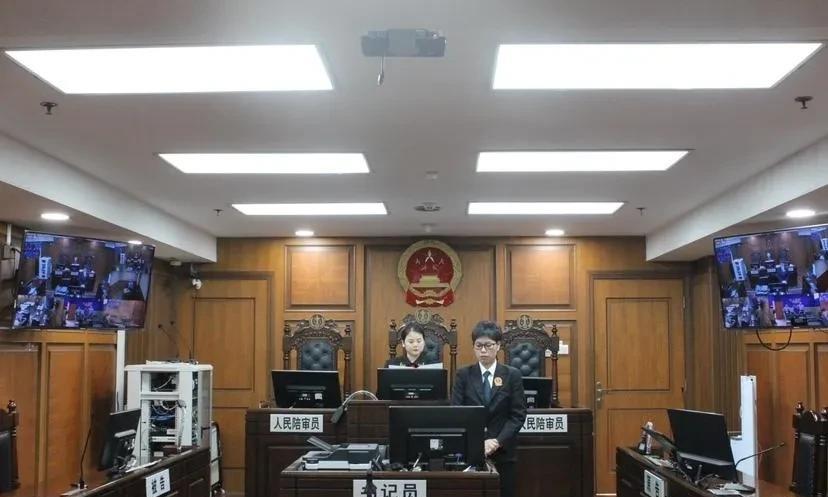广东广州白云区，一男子认为距离他家祖坟不远的，一家废品收购站，门前堆放的废品，很