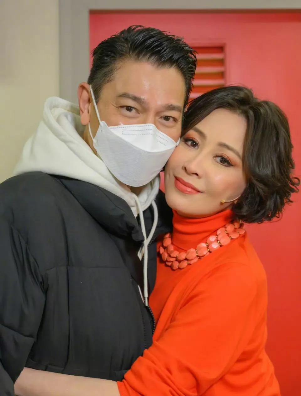刘嘉玲，你想过梁朝伟的感受吗？
刘德华，你对得起朱丽倩吗？
这么贴着拍照，看着真