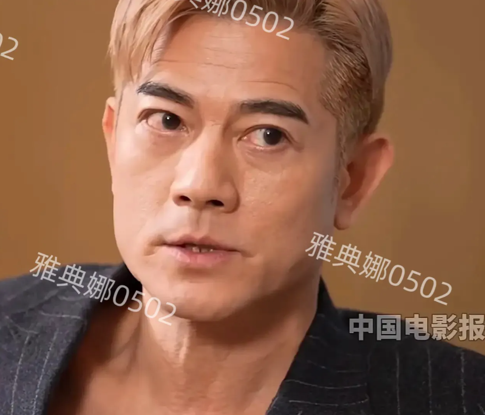 58岁的郭富城生图并不年轻，抬头纹眼袋法令纹都能暴露年龄，尤其是脖子，黑色眉毛和