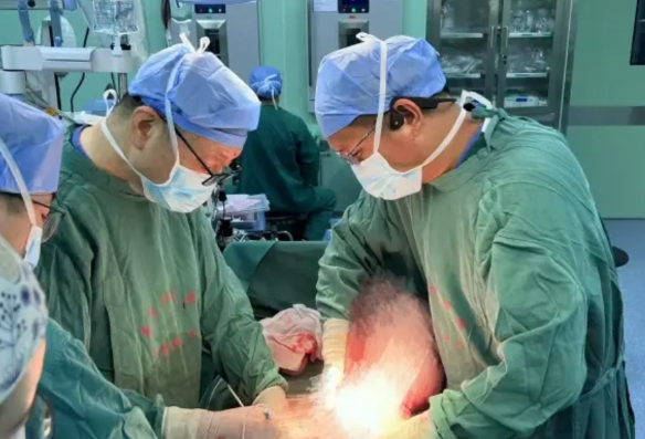 “比电影还离谱！”江苏南京，一位40岁大哥，因为4个月解不出大便，肚子鼓得就像一