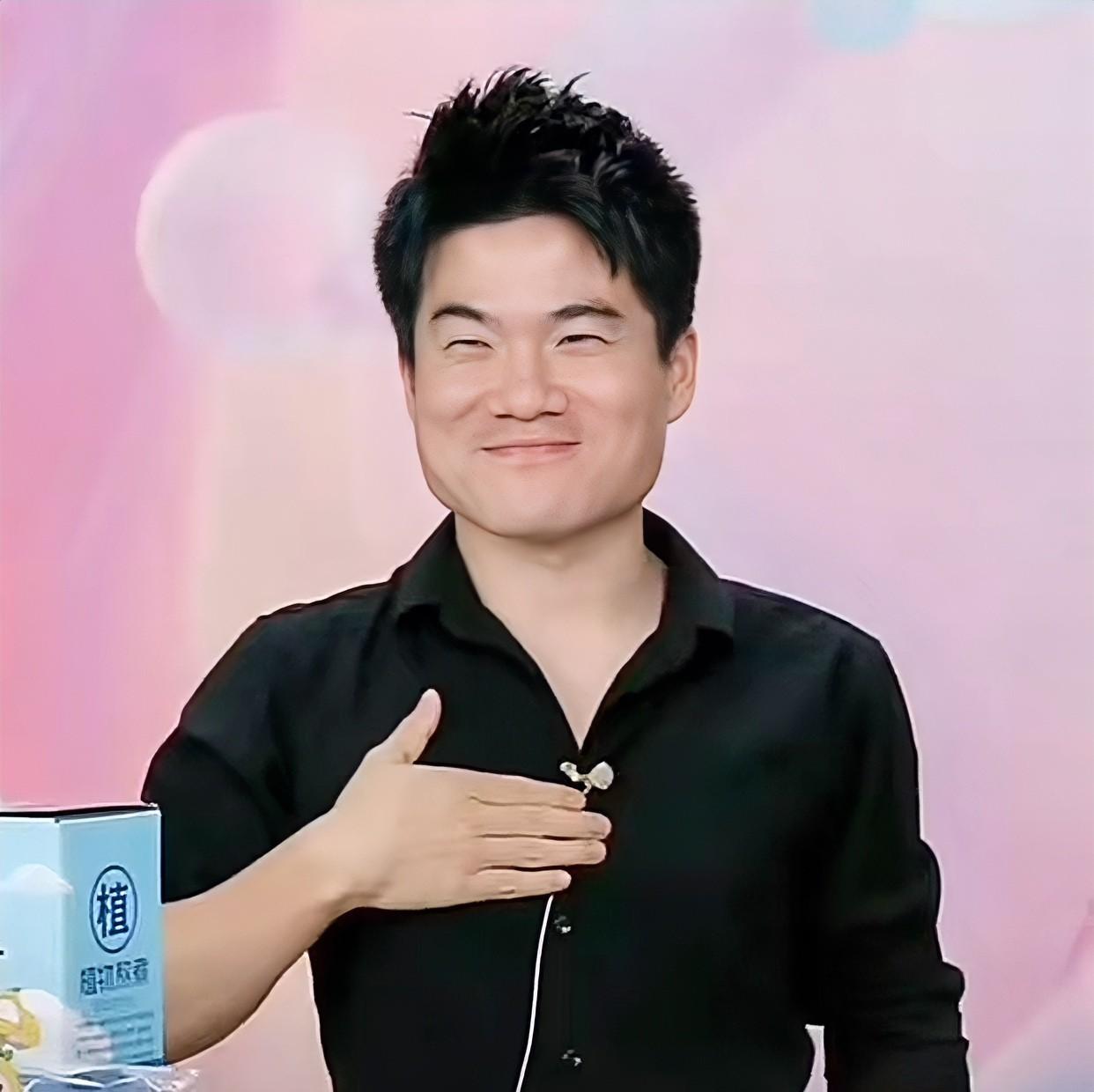 董宇辉一脸“快夸我”的小表情
他答应大家要上的40万个包包
将在本月下旬“阅山河