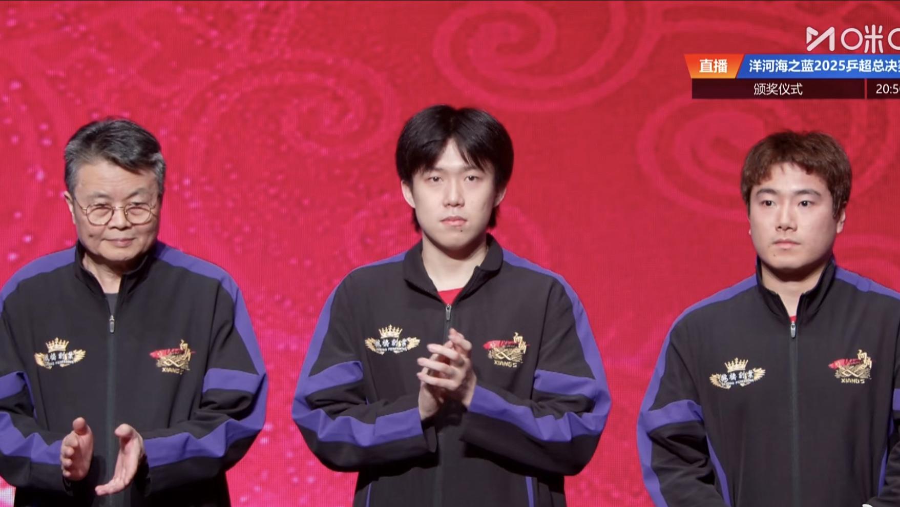 笑喷！王楚钦颁奖抢过梁靖崑冠军锦旗，嫌奖杯太重示意大胖林昀儒捧杯