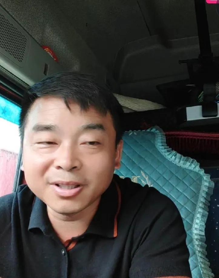贵州塌桥悬空司机，游国春与老父亲，江西丰城人，春哥开通了抖音账号直播，目测45岁