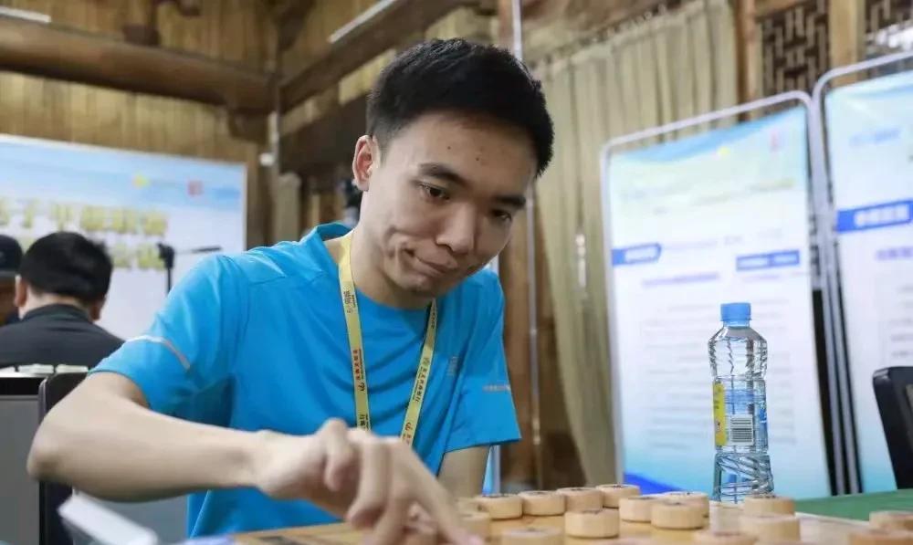 在象棋积分第一人曹岩磊昨晚的直播中，许多棋迷竟发弹幕道“建议把账号名字改成曹岩磊