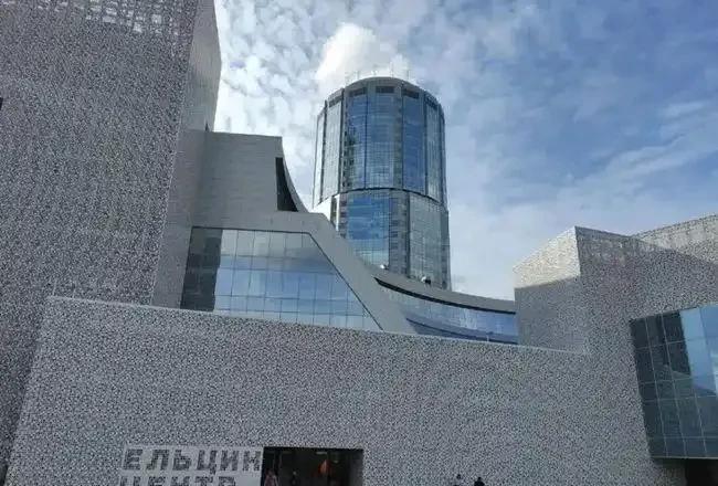 “各位议员同事，让我们共同努力推动此事。”
肥鹅去年去叶卡捷琳堡市参加活动时参观