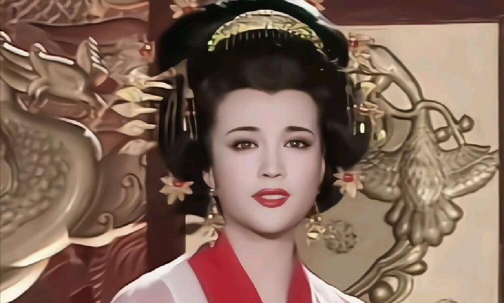 649年，李世民病危。太子李治一把搂住武则天道：“与其喊你为母，不如喊你为妻。”