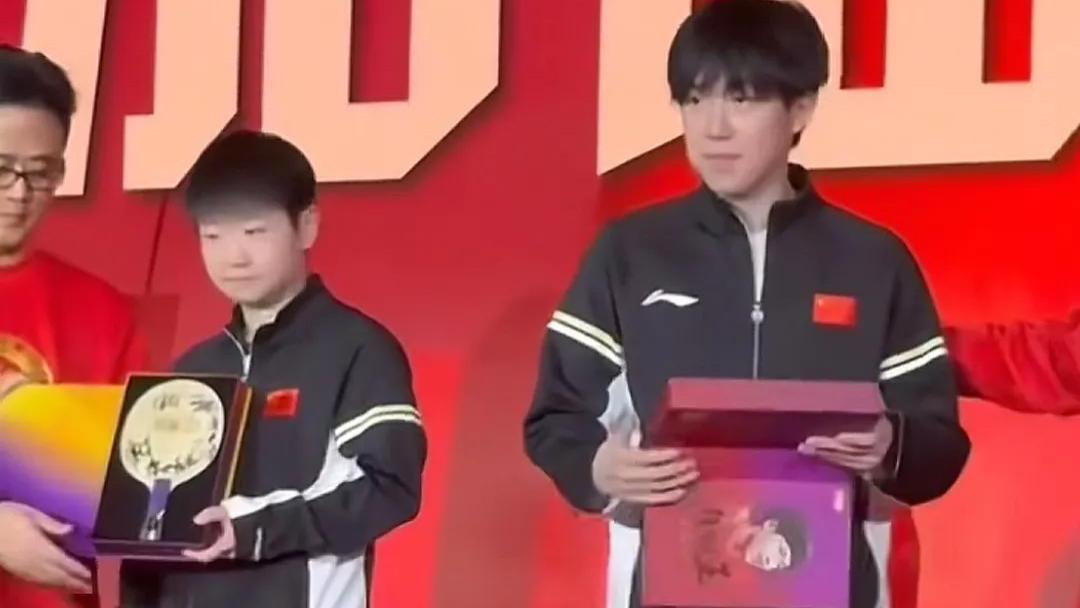 球拍被夺真相！孙颖莎拽拍细节曝光