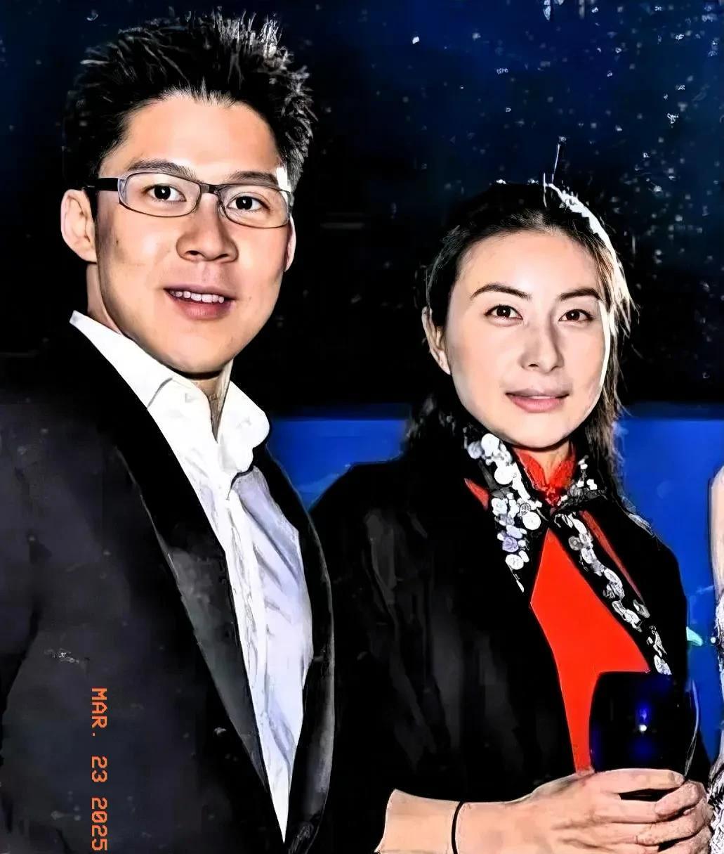 郭晶晶与霍启刚向来给人一种不屑于炫
富、乐于行善的印象。此前霍家三兄弟
因300