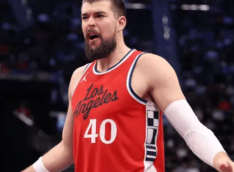 NBA常规赛：老鹰客场对阵快船的比赛已经结束。全场战罢，老鹰以105-102战胜