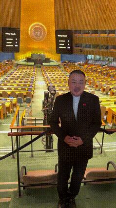 不懂球的胖子，昨天跑到联合国去了。此次他是去参加联合国总部参加儿童乒乓球友谊赛并