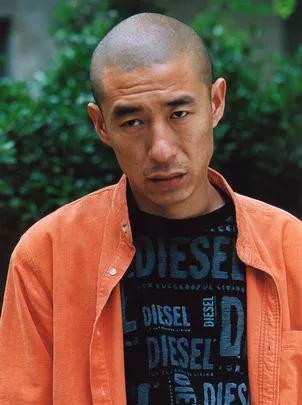 天啊！他绝对是全娱乐圈里对自己最狠的男演员！
当年，他在电影《西风烈》中饰演神探