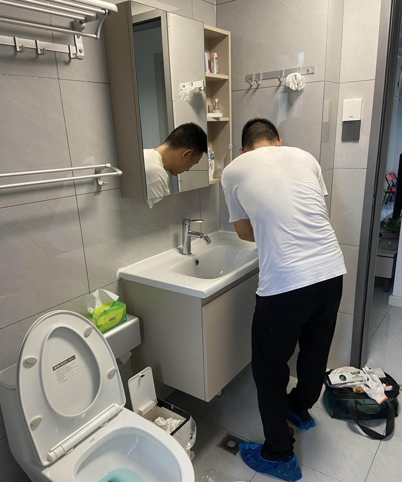 九牧一个浴室柜打胶打将近一个小时，用了我将近50张纸，这到底是负责任工匠精神还是