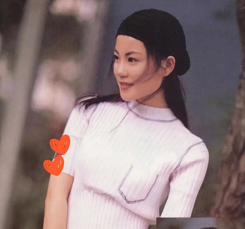 32年前的王菲原来长这样子。
翻到了一本1993年的娱乐八卦杂志，那时王菲还叫