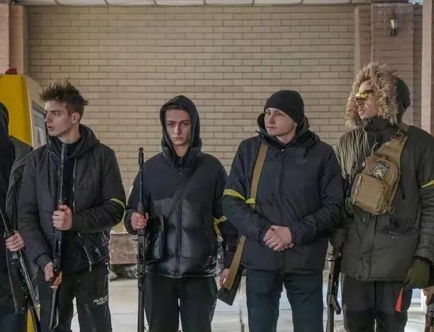 俄军抓获了大量的乌军士兵，这些士兵都是被乌克兰抓壮丁过来的，他们在库尔斯克地区就