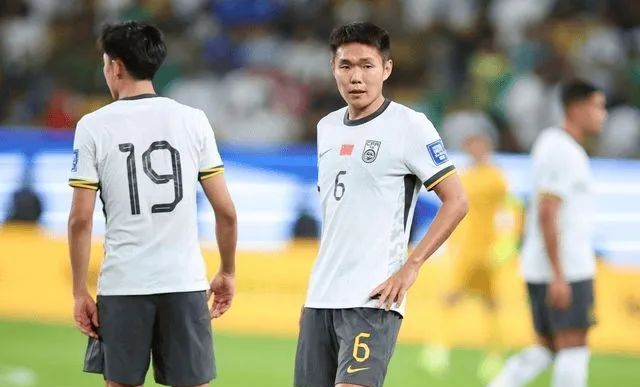 国足在客场0-1不敌沙特后，回到杭州备战25日与澳大利亚的第8轮比赛。然而，球队