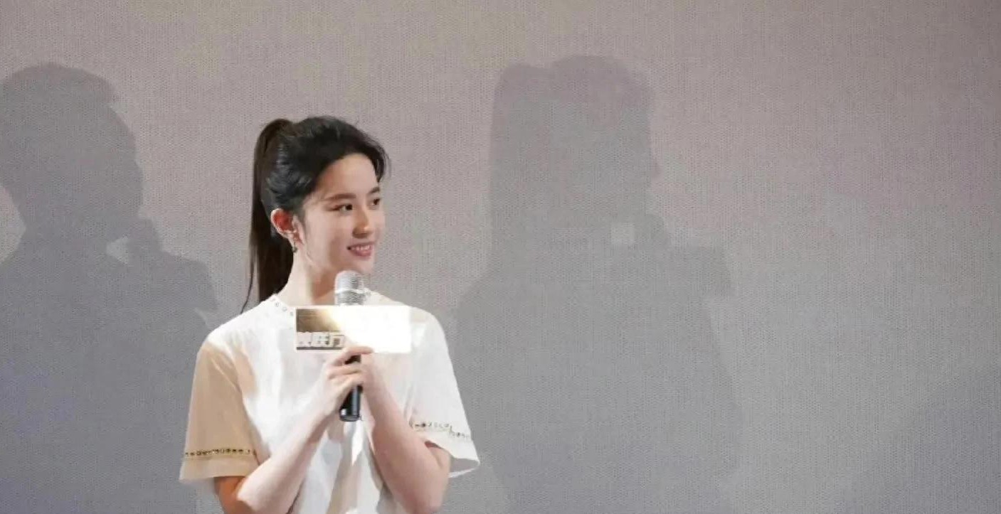 刘亦菲不愧是高级美人，这身造型太绝了 白T恤穿出高级松弛感