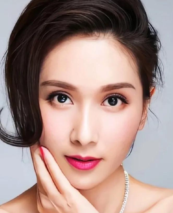 1995年，那个明媚的夏天，21岁的杨恭如，宛如误入人间的仙子，参加香港“亚洲小