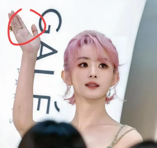 赵丽颖给所有女生上了一课！！  
女生可以借热搜造势，但是千万不能被热搜反噬。 