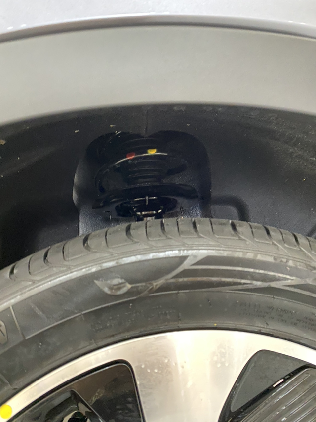 试驾又发现一个缺点底盘松散
这车底盘硬，但是松散，车在过减速带或者有坑的路面后，