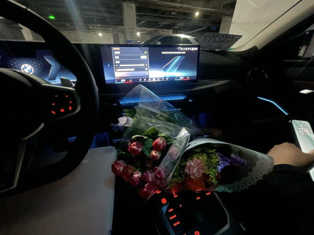 330不如马自达
开了个星期的感受，方向盘很轻，刹车踩重了点头非常严重，低速松油