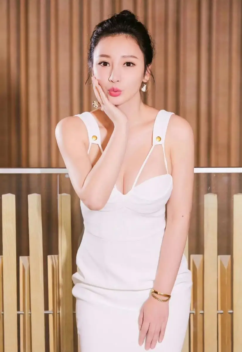 谁懂！45 岁柳岩白吊带裙，身材气质双封神