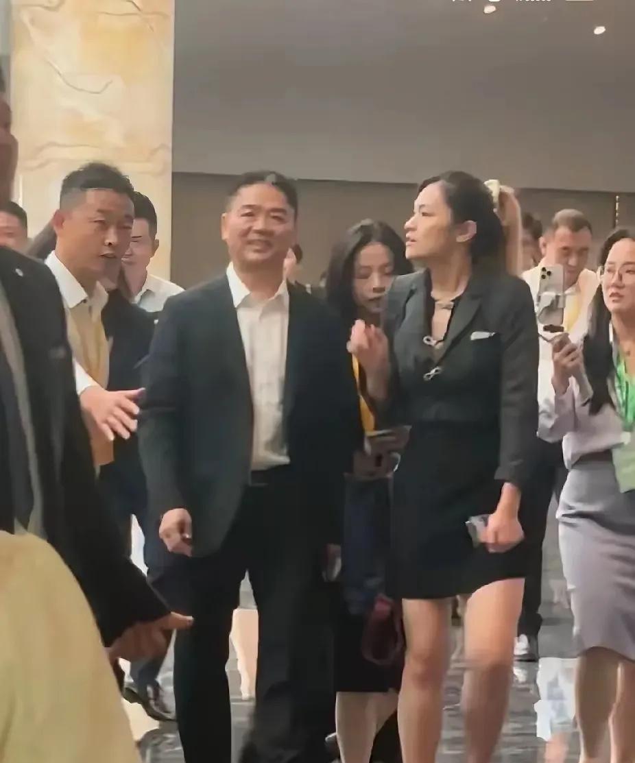 东哥穿西服出席活动，真的太帅了